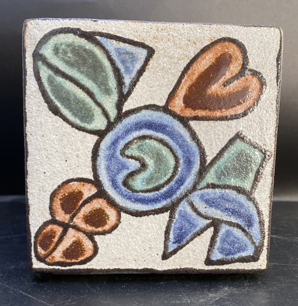 Francisco Brennand. Cubo. Cerâmica esmaltada, com desenhos fitomórficos. 11 x 11 x 11 cm — Francisco Brennand