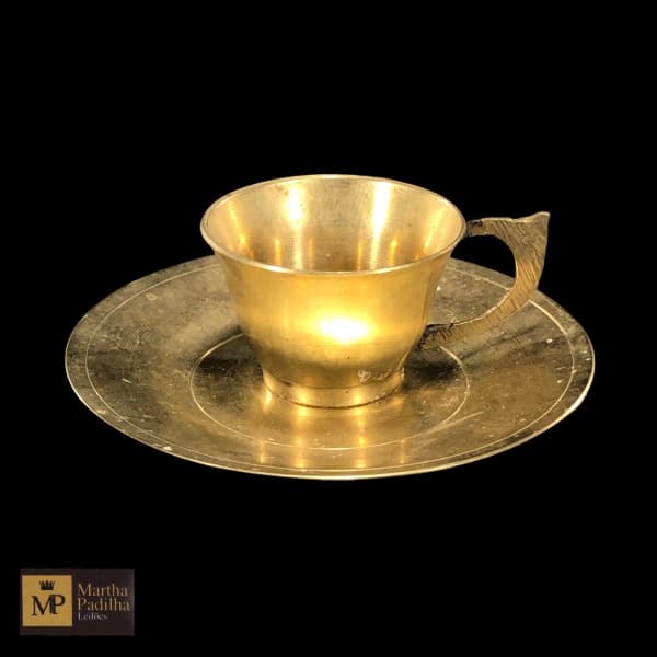 COLECIONISMO - XÍCARA PARA CAFÉ EM BRONZE COM RESPECTIVO PIRES. — COLECIONISMO