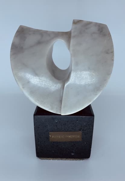 MÁRMORE - ESTUDO DA FORMA. ESCULTURA EM MÁRMORE COM BASE EM GRANITO NEGRO. ASSINADA NA PEDRA E NA BASE; FÁTIMA FONTES. MEDIDAS; 21 X 156 X 9. — MÁRMORE