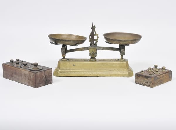 COLECIONISMO - Antiga Balança com base em bronze dourado e cinzelado manufatura Force Kilog com aplicações em metal dourado. Acompanha pesos em metal com suporte em madeira nobre. Med: 30 x 14cm (No Estado) — COLECIONISMO