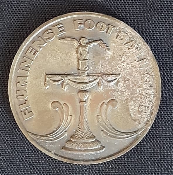 NUMISMÁTICA - VIANNA - Medalha Fluminense Football Club, em bronze, assinada, diam. 5cm. (no estado). — NUMISMÁTICA