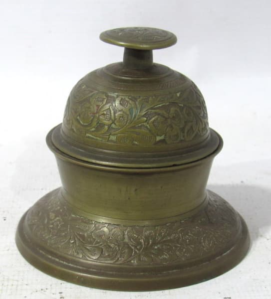 BRONZE - Campainha indiana confeccionada em bronze polido, com decoração com motivos vegetalistas. Medidas alt 8 cm x diam da base 8,5 cm. — BRONZE