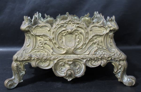 BRONZE - Floreira centro de mesa estilo Luis XV em bronze dourado, cinzelada e repuxada na forma de acantos, flores e concheados, apoiada sobre pés em curvos. Medidas alt 18 cm x comp 32,5 cm x larg 32,5 cm. — BRONZE