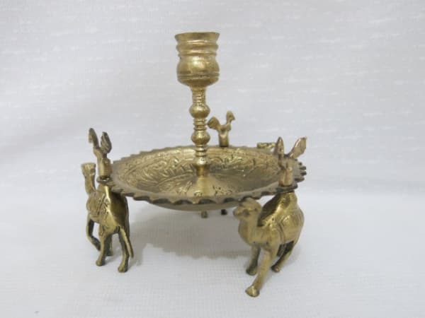CATIÇAL PALMATÓRIA EM BRONZE COM BORDA RECORTADA ,SOBRE BASE TÍPODE NA FORMA DE CAMELOS E SOBRE ESTES REPOUSAM PASSAROS, EM OTIMO ESTADO DE CONSERVAÇÃO, COM 13CM DE ALTURA , POR 11 DE LARGURA — CATIÇAL PALMATÓRIA EM BRONZE COM BORDA RECORTADA