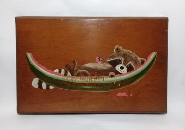 QUADROS - Belíssimo quadro pintado por "Terry Cullnan - 1982". Raccoon stuffed on watermellon (*) - Óleo sobre madeira. - - 44 X 28 X 2 cm - * Guaxinim recheado na melancia. — QUADROS