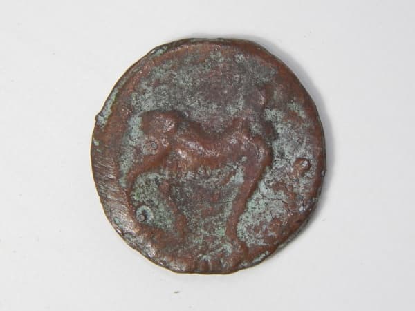 NUMISMÁTICA, uma (1) antiga moeda Grega em bronze da Tessália, anverso: com a efígie perfilada da ninfa Larissa I (370 a 360 AD); reverso: cavalo trotando, muito circulada com a legenda praticamente apagada, ainda dá para ver os resquícios do brinco usado pela ninfa e com muito boa vontade o seu colar de pérolas. — NUMISMÁTICA