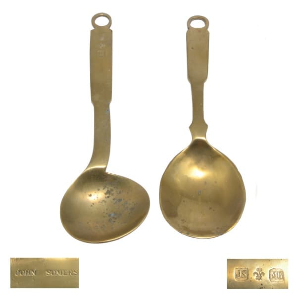 JOHN SOMERS - Duas colheres para servir em bronze, med. 34 cm ambas. — JOHN SOMERS