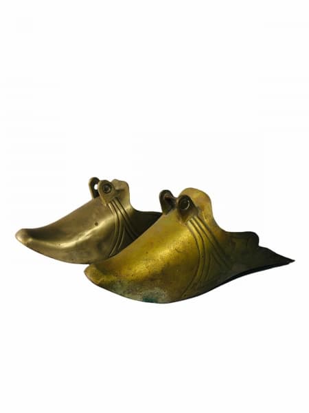 BRONZE- Par de antigos estribos de montaria em bronze estilo sapato adulto, excelente estado de conservação pelo tempo. Detalhes de frisos e acabamentos em volutas. Medida: 32 x 12 x 12 — BRONZE