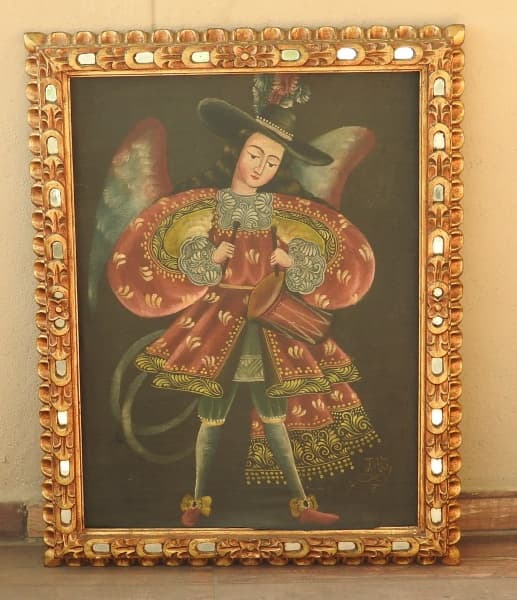ESCOLA CUSQUENHA - imagem anjo com tamborete - óleo sobre tela, com moldura dourada espelhada, características de época. Bom estado de conservação. Medidas com moldura: 54cm x 72 cm sem moldura e 66 cm x 85 cm com moldura. — Escola Cusquenha