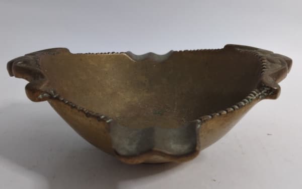 BRONZE - Cinzeiro em bronze. Mede aproximadamente 4 x 9 cm. — BRONZE