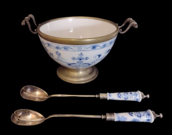 HEMMINGER - Saladeira em porcelana alemã branca com detalhes florai na tonalidade azul e detalhes em bronze. Contendo dois talheres OBS alça esta com um pequeno quebrado necessita de reparo saladeira altura 16 cm diâmetro 24 cm — HEMMINGER