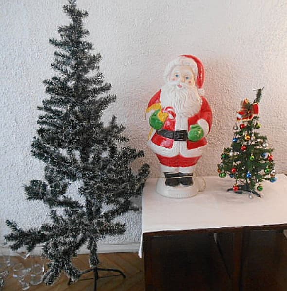 ARTIGOS DE NATAL - Arvore de Natal (2), Papai Noel em plástico rígido com Iluminação. (Com falhas na pintura). Total 3 peças. — ARTIGOS DE NATAL