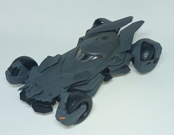 MINIATURA CARRO BATMOVEL - FILME LIGA DA JUSTIÇA - DC. Produzida em metal com detalhes em plástico, apresenta alto grau de detalhamento, pneus emborrachados, abertura do cockpit, e pintura na cor preta. Dimensões aproximadas do Batmóvel: 21,5 cm x 10,0 cm — MINIATURA CARRO BATMOVEL