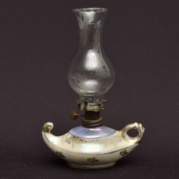 COLECIONISMO- Linda lamparina Aladim em porcelana nas cores azule branca decorada com flores e cúpula em vidro translúcido. Obs: Apresenta pequenos desgaste na pintura. Medida: 21x15 cm — COLECIONISMO