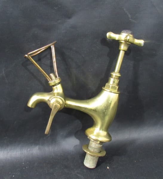BRONZE - uma antiga torneira e misturador de bebedouro, em bronze dourado, medidas alt total 21,5 cm larg 13,5 cm — BRONZE