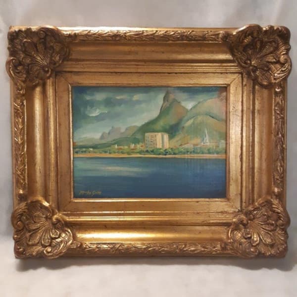 Iconografia do Rio de Janeiro. Aquiles Gobbi – vista do Rio de Janeiro. Óleo sobre placa. A placa mede 28 cm de largura por 20,5 cm de altura. Com a moldura, o quadro mede 49,3 cm de largura por 41 cm de altura — Iconografia do Rio de Janeiro