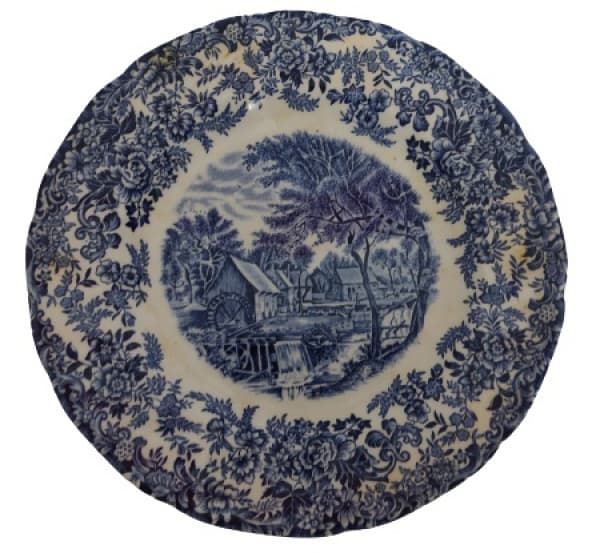 JOHNSONS BROTHERS - Prato em porcelana branca com pintura de tema casario na tonalidade azul. Medida: 20 cm de diâmetro. — JOHNSONS BROTHERS