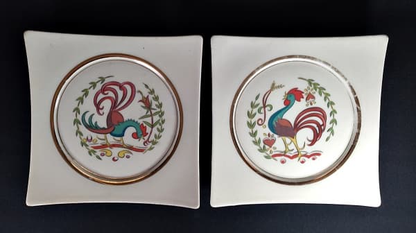 HYALYN - Par de pratos decorativos em porcelana Portuguesa, marcado na base, com pintura representando galo de Barcelos. Em excelente estado, 20,5 cm X 20,5 cm, com gancho para parede. — HYALYN