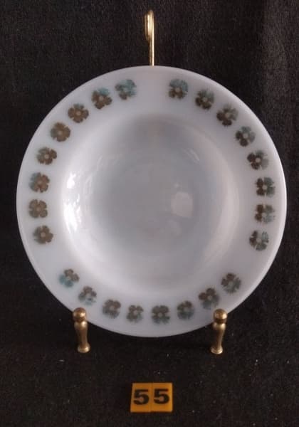 TERMO REY - Antigo prato fundo em vidro leitoso opalinado, desenhos de flores. Medindo 22 cm. — TERMO REY