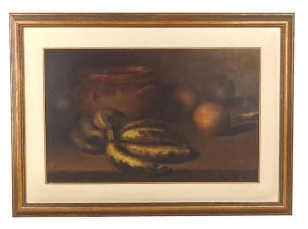 M. CONSTANTINO - NATUREZA MORTA. ÓLEO S/ PLACA. 53X33CM / 72X52CM (COM MOLDURA). ASSIN. CIE. — M. CONSTANTINO