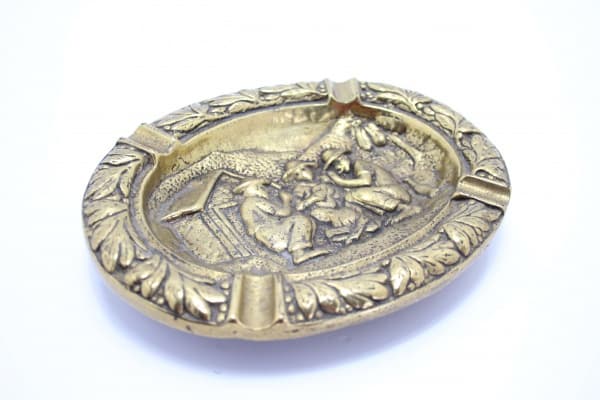 Decorativa De Bronze Com Desenho De Três Camponeses, pesando cerca de 2kg. Qualquer dúvida entrar em contato conosco através do WhatsApp (11 94386-8063) ou email (contato@atituderetroleiloes.com.br). — Decorativa De Bronze Com Desenho De Três Camponeses