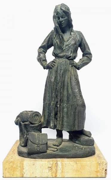 J. BOFILL - Rara e lindíssima escultura finamente executada á mão em técnica de resina de excelente qualidade escultórica, representando belíssima figura feminina com bagagens ao lado, rica em detalhes, assegurada por base em mármore de ótima manufatura. Mede 34 x 20 x 12 cm. Assinado na escultura. Bom estado de conservação. — J. BOFILL