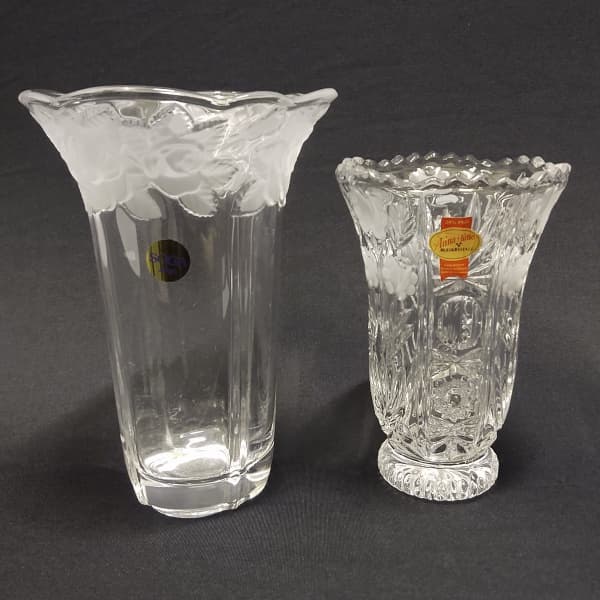 JAPAN E GERMANY - CONJUNTO DE DUAS (2) BELAS FLOREIRAS TRANSLUCIDAS EM DEMI CRISTAL SENDO: UMA DELAS ALTA COM A BORDA FOSQUEADA E TRABALHADA EM ROSÁCEAS, EM ALTO RELEVO E A OUTRA COM FIGURAS DE CANELURAS, FLORES, FRISOS E DESENHOS GEOMÉTRICOS. BORDA SERRILHADA EM GOMOS. --- Med:19cm alt x 14cm diam e 16cm alt x 10cm diam. --- PEÇAS SELADAS E SEM USO. — JAPAN E GERMANY