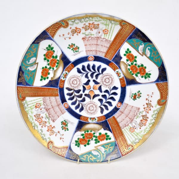 IMARI XIX - Belíssimo prato em rara porcelana finamente decorada no padrão Imari com rica policromia e filetes á ouro . Japão século XIX . Perfeito estado de conservação , mede 41 cm de diâmetro . nota: sobre a importância da porcelana - Imari porcelana é o nome ocidental que tem sido dada aos produtos de porcelana feitas na cidade de Arita, Saga Prefecture, Japão. O nome "Imari" refere-se à vizinha cidade de Imari, onde estes produtos são exportados para o estrangeiro para seu porto. O nome ofi — IMARI XIX