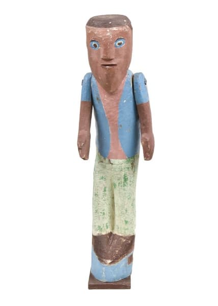 MESTRE NINO (João Cosmo Felix Juazeiro do Norte, CE, l920 - 2002) - ESCULTURA EM MADEIRA REPRESENTANDO FIGURA " MENINO", POLICROMADA, ASSINADA NA BASE. MEDIDA: 1,01 X 25CM. — MESTRE NINO