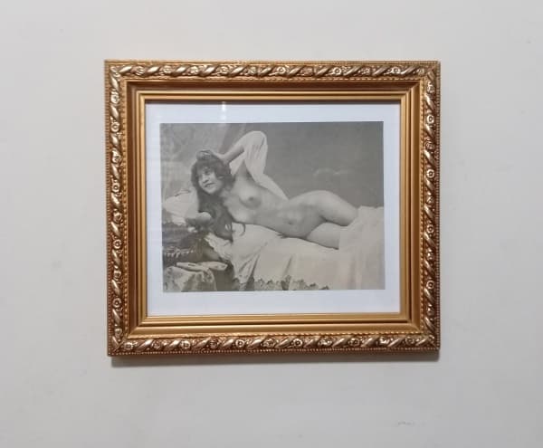 QUADROS - Bonita moldura dourada com gravura de modelo francesa retirada de revista de 1930 - 18 X 15,5 cm — QUADROS