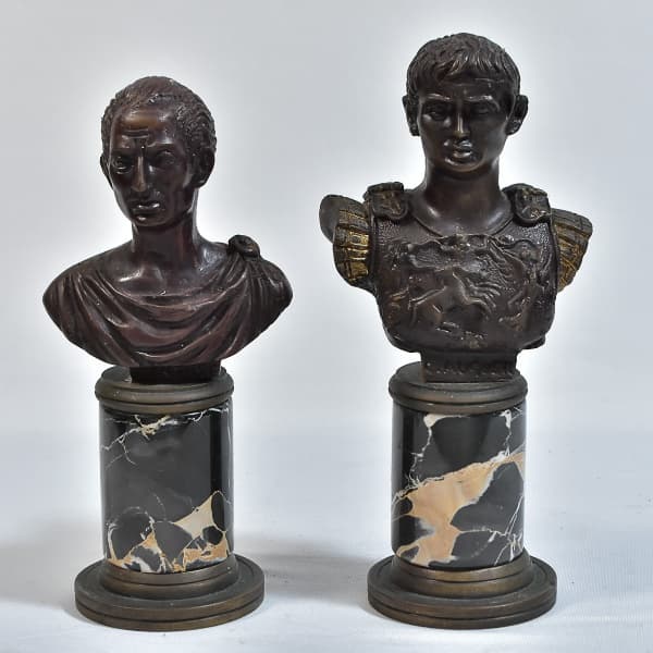 SEM ASSINATURA - Escola italiana - Séx. XIX/XX - Julio Cesar e Cesar Augusto - Imperadores Romanos - Par de bustos italianos, circa 1900, no estilo renascentista, confeccionados em bronze patinado e cinzelado, bases cilíndricas em mármore nero portoro. Med.: 22 cm.. — Sem Assinatura