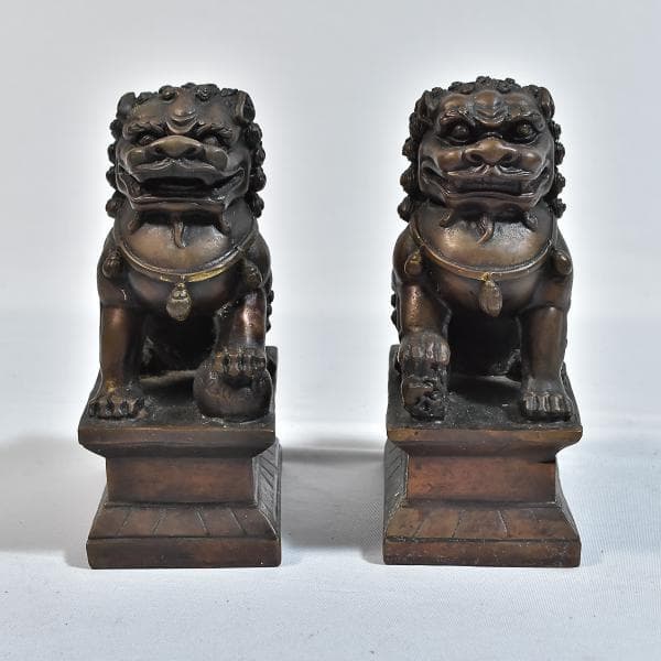 SEM ASSINATURA - Escola chinesa- circa 1900 - Cães de fó . Par de esculturas chinesas do período kuang hsu, em bronze patinado. Med.: 18 cm.. — Sem Assinatura