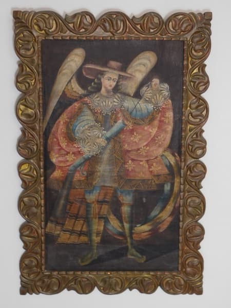 ESCOLA CUSQUENHA - "Anjo Arcabuzeiro". Óleo sobre tela, moldura de madeira entalhada com volutas. Medidas da moldura 95 x 63 cm e da obra 78 x 45,5 cm. — Escola Cusquenha