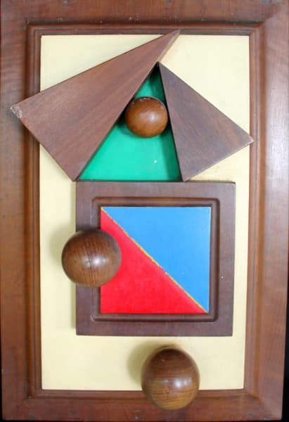 FARNESE DE ANDRADE (Araguari, MG, 1926 - Rio de Janeiro, RJ, 1996) "Sem Título", objeto-escultura biplano em policromia sobre madeira, medindo 60 cm x 40 cm, assinado no verso, datado "1981-84", pertencente ao acervo da antiga casa "Traço Galeria de Arte" de São Paulo. — Farnese de Andrade