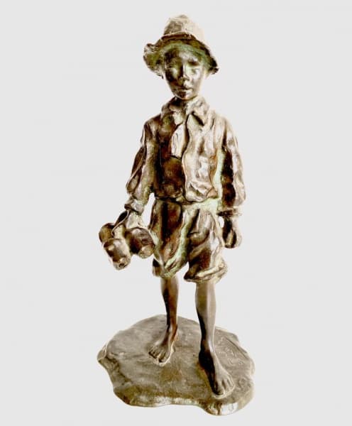 FRANZ LOEHR PARIS (1874-1918). Belíssima escultura em bronze patinado representando um menino com calçados nas mão, Excepcional trabalho do escultor. Fundição e acabamento de alta qualidade. Peça assinada. Medidas: 10 x 20 cm. — FRANZ LOEHR PARIS