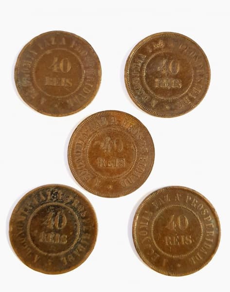 REPÚBLICA VELHA - BRASIL - Raro lote composto por 5 moedas de 40 reis, sendo datadas de anos diferentes (1889, 1893, 1897, 1907 e 1908). Ambas em bronze, bom estado, marcas do tempo. — REPÚBLICA VELHA