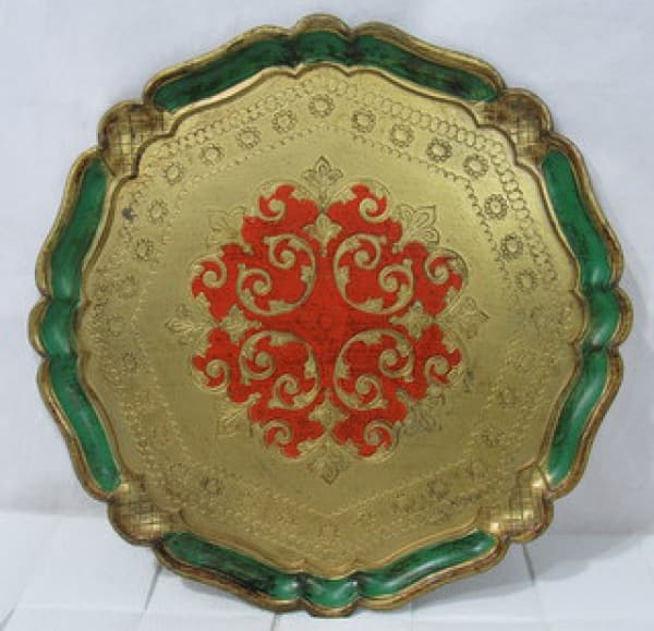 DIVERSOS - Bandeja Veneziana confeccionada em madeira, ricamente entalhada, em formato circular, com bordas recortadas, apresenta ornamentação feita à mão, com vasta pintura à ouro e arremates nas tonalidades verde e vermelha, medindo: 38 cm de diâmetro. — DIVERSOS