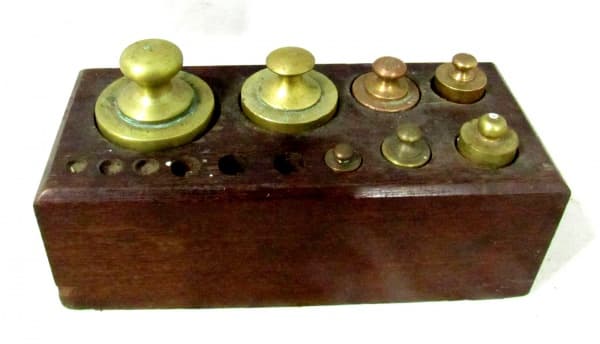 DIVERSOS - Um (1) conjunto de pesos para balanças confeccionados em bronze acondicionados em caixa de madeira, composto por sete (7) pesos. Medidas: 7 cm de altura x 8,5 cm de largura x 20 cm de comprimento (faltam 6 pesos). — DIVERSOS