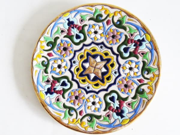 ESPAÑA - Antigo e belo PRATO MEDALHÃO em FAIANÇA ESPANHOLA com PINTURA Á MÃO, ESMALTADA com EXCLUSIVO DESENHO FLORAL em RELEVO e RICA POLICROMIA e BORDA Á OURO 24 KILATES, para PAREDE ou MESA, da CIDADE de SEVILIA ESPANHA - Dim.: 20,5 cm cm - L I N D O - TODA PERFEITA - A — ESPAÑA