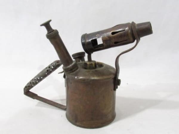 BRONZE - Antigo maçarico Sueco, confeccionado em bronze, da manufatura TRADE MARK PRIMUS. Medidas: alt total 15,5 cm x comp total 23 cm x diam da base 8 cm., aproximadamente. Possui morsas e marcas do tempo. — BRONZE
