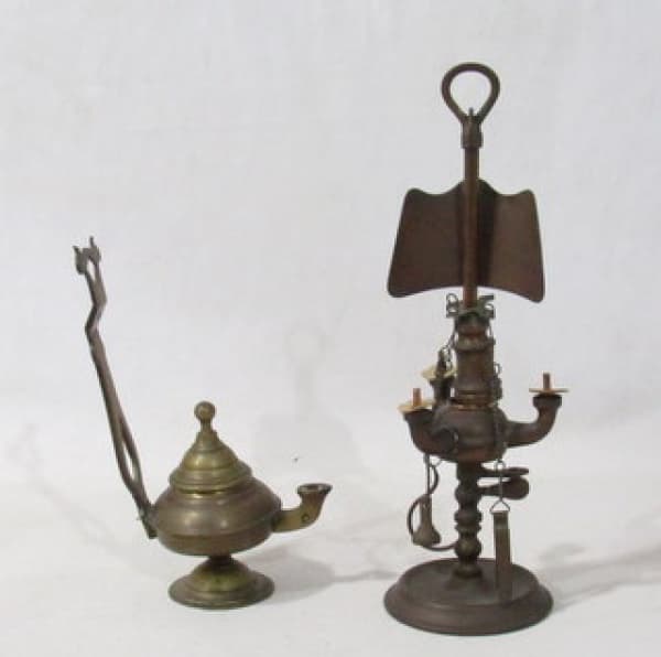 BRONZE - Duas antigas lamparinas confeccionadas em bronze. Medidas: maior: 24 cm de altura/ menor: 16 cm de altura. — BRONZE