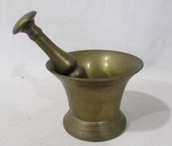 BRONZE - Um almofariz com pilão, confeccionados em bronze maciço. Medidas: almofariz: alt 8 cm x diam da borda 10,7 cm/ pilão: comp 14 cm. Com marcas de uso. — BRONZE