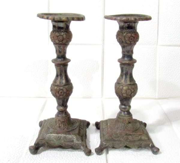 BRONZE- Par de castiçais em bronze corpo e base torneado, apoiado sobre 4 pés em garras. Medida 14 cm altura X 6 cm de base. — BRONZE