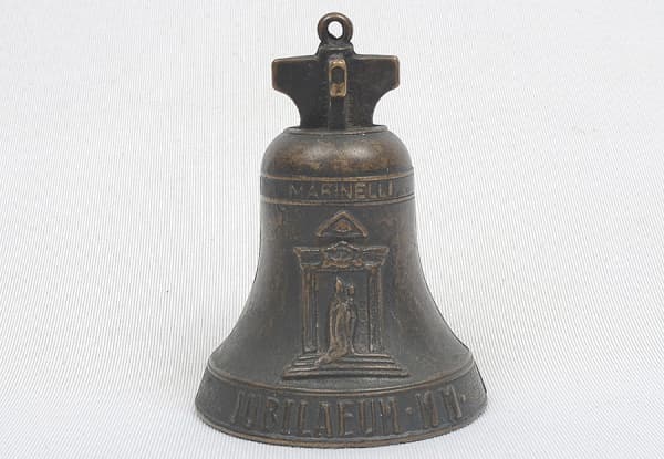 Fundição Marinelli, fornecedora oficial do Vaticano - Raro sino em bronze da fundição mais antiga do mundo - (9cm) - Cópia autorizada do Sino do Jubileu, distribuído pelo Vaticano em todo o mundo, cujo original foi tocado no dia 31/12/1999, pelo Papa João Paulo II. Ambos fabricados pela Fundição Marinelli, fornecedora oficial do Vaticano. Está gravado o "JUBILAE UM M M", o símbolo do Vaticano e do Papa João Paulo II (Totus Tuus). Nota: A fundição da Campane Marinelli tem uma longa história; o pr — Fundição Marinelli