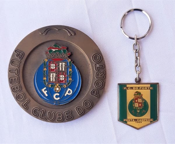 FUTEBOL CLUBE DO PORTO - Medalha em bronze e metal esmaltado, datado de 1983 (8 cm de diametro) e chaveiro comemorativo do penta campeonato portugues, datado de 1999 — FUTEBOL CLUBE DO PORTO