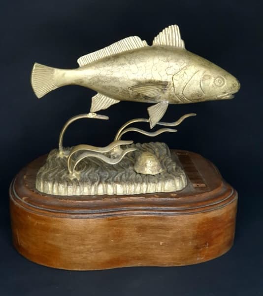 BRONZE-magnifico grupo escultorico com representaçao de peixe e corais em pesado bronze.base em madeira.Nao assinada.riqueza de detalhes.25cm x 19cm.(22cm na escultura). — BRONZE