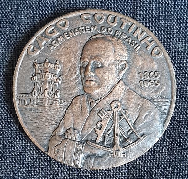 NUMISMATICA - MEDALHA - Gago Coutinho, Homenagem do Brasil no Centenario de Seu Nascimento 1869-1969, em bronze, assinada, daim. 5cm. Peça pouco conhecida, traz a inscrição: `O Brasil Honra o Heroi que Completou a Epopéia Lusiada, Repetindo, em 1922, Por Ares Nunca Dantes Navegados, a proeza dos Descobridores que em 1500 Atravessaram Primeiro o Atlantico Sul`. — NUMISMÁTICA