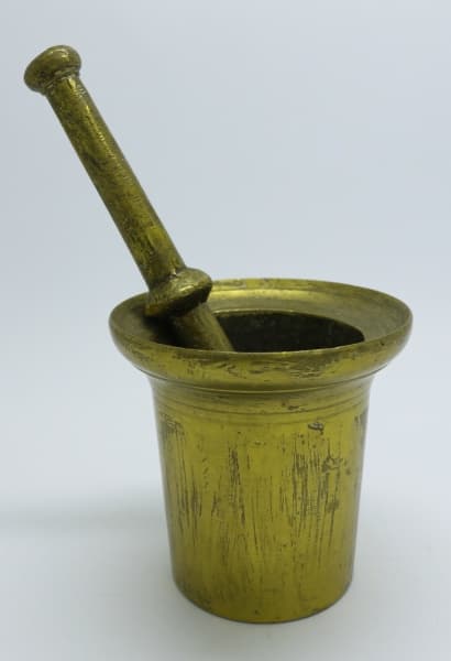 COLECIONISMO - Belo almofariz com a mão de pilão em bronze. Med. 12x12 cm. — COLECIONISMO