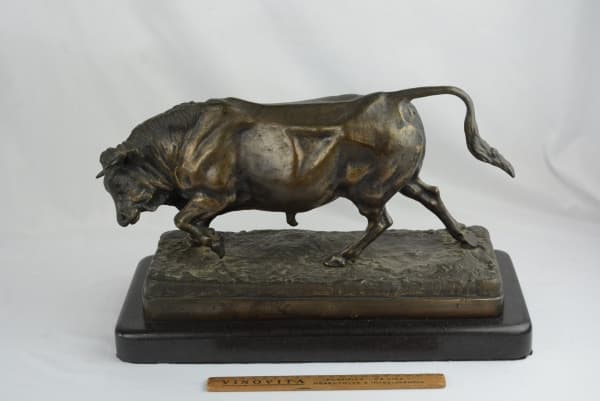 Escultura em bronze representando touro assinada Paul Comoléra ( 1818 - 1897), com base em mármore -med. 39cm — Paul Comoléra