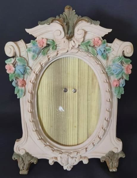 PORTA RETRATO DE MESA EM RESINA COM DETALHES FLORAIS E ALTO RELEVO , MEDINDO 28X20CM. POSSUI INFÍMAS PERDAS NA PINTURA DOS PÉS E DO FLORÃO SUPERIOR. FALTANDO VIDRO. — PORTA RETRATO DE MESA EM RESINA COM DETALHES FLORAIS E ALTO RELEVO